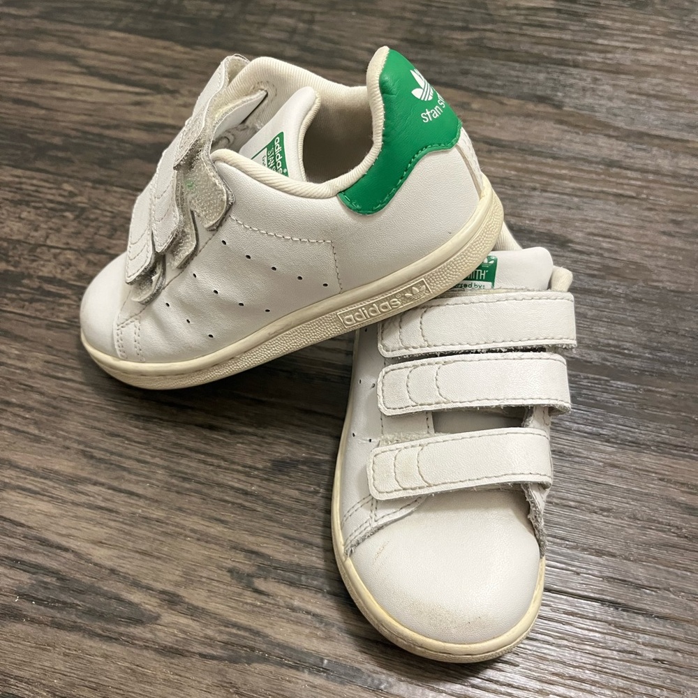 Adidas Kids Sneakers in white with Green Highlights